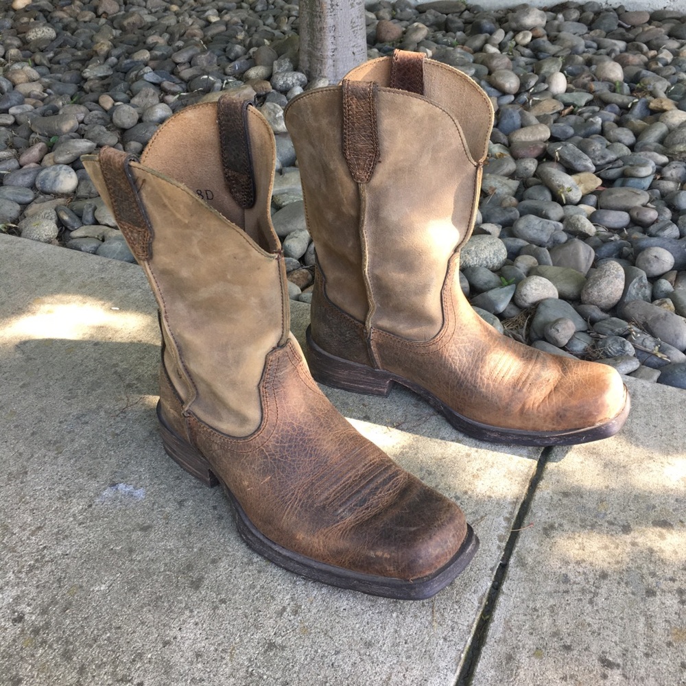 Ariat men’s flat toe cowboy boots.